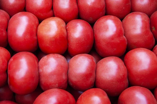 枝分かれがなく新鮮な熟した赤いトマトのヒープをクローズ アップ 野菜サラダ ソース サルサ ケチャップ トップ ビュー — ストック写真