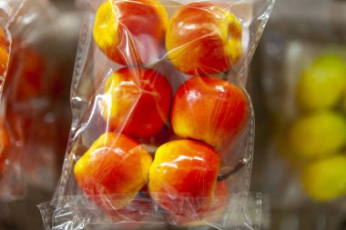 Bir elma bir köpük plastik kukla. Elma reklam için sahte. Kalıp. Makro fotoğraf meyve. Sığ derin alanının. Önden görünüm.