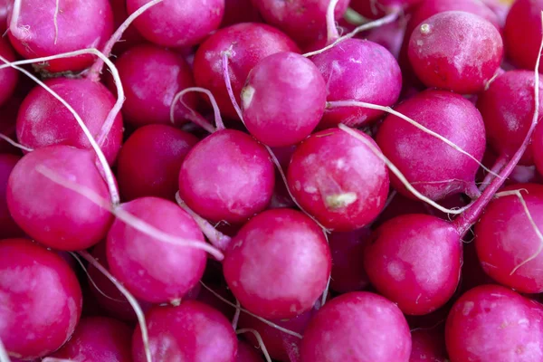 Hoop Roze Radijs Een Winkel Close Groente Voor Het Koken — Stockfoto