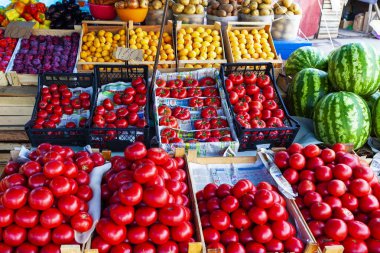 Sokak meyve ve Sebze kasaları ile sayaç depolar. Domates, Erik, kayısı, karpuz kasa. Domates parlak. Ticaret çadır.