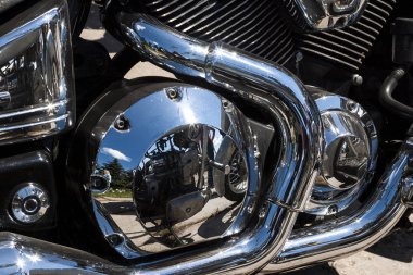 Tolyatti, Rusya, 25 Haziran 2005: motosiklet bisikletçileri gösterinin. Parlak krom motosiklet motor bloğu helikopter.