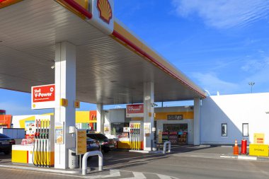 Tolyatti, Rusya, 14 Haziran 2018: Yakıt ve gaz istasyonu, benzin pompası. Dinlenme içinde belgili tanımlık yol