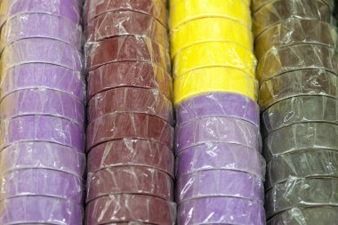 Renkli yalıtım teyp veya İskoç teyibini üst üste bobinleri. Renkli bant süsleyin. Scrapbooking ve çocuk el sanatları için. Yakın çekim.