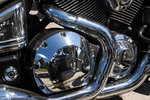 Tolyatti, Rusya, 25 Haziran 2005: motosiklet bisikletçileri gösterinin. Parlak krom motosiklet motor bloğu helikopter.