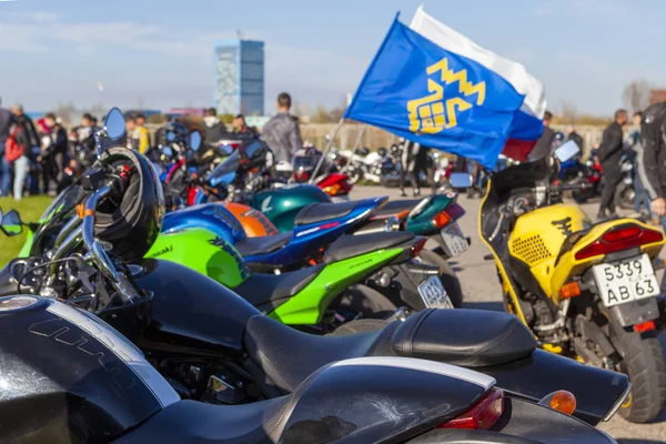 Tolyatti, Rusya, 09 Mayıs 2018: zafer günü için özel bisikletçileri gösteri. Motosiklet bayraklı. Motosiklet Festivali.