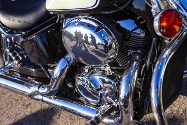 Tolyatti, Rusya, 09 Mayıs 2018: zafer günü için özel bisikletçileri gösteri. Parlak krom motosiklet motor bloğu Yamaha, Honda. İnsanların içinde bir krom yansıma yüzey kaplama.