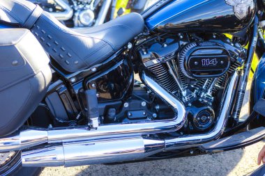 Tolyatti, Rusya, 09 Mayıs 2018: zafer günü için özel bisikletçileri gösteri. Parlak krom motosiklet motor bloğu Yamaha, Honda. İnsanların içinde bir krom yansıma yüzey kaplama.