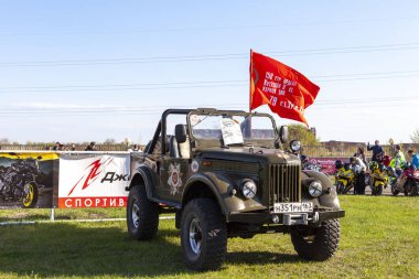 Tolyatti, Rusya, 09 Mayıs 2018: tatil didicated Zafer Bayramı için. Yeşil Gaz 69. Eski model araba.