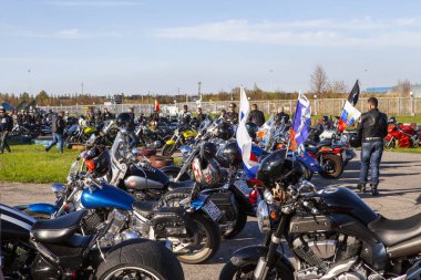 Tolyatti, Rusya, 09 Mayıs 2018: zafer günü için özel bisikletçileri gösteri. Motosiklet bayraklı. Motosiklet Festivali.