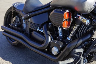 Tolyatti, Rusya, 09 Mayıs 2018: motosiklet bisikletçileri zafer günü için özel gösteri. Siyah mat bisiklet motor.