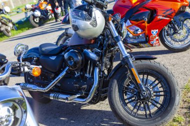 Tolyatti, Rusya, 09 Mayıs 2018: Biker Haritayı zafer günü için özel. Siyah mat motosiklet kask kolu ve krom borular ile.