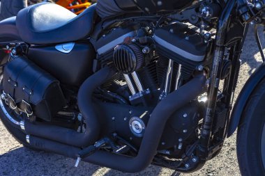 Tolyatti, Rusya, 09 Mayıs 2018: motosiklet bisikletçileri zafer günü için özel gösteri. Siyah mat bisiklet motor.