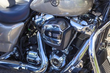 Tolyatti, Rusya, 09 Mayıs 2018: zafer günü için özel bisikletçileri gösteri. Parlak krom motosiklet motor bloğu Yamaha, Honda. İnsanların içinde bir krom yansıma yüzey kaplama.