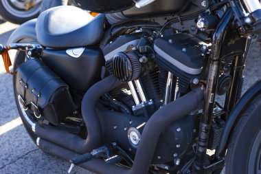 Tolyatti, Rusya, 09 Mayıs 2018: motosiklet bisikletçileri zafer günü için özel gösteri. Siyah mat bisiklet motor.