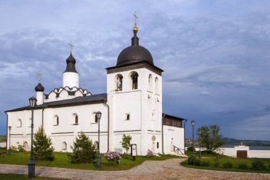 Sviyazhsk, Rusya, 04 Haziran 2018: Varsayım Sviyazhsk, Tataristan Cumhuriyeti katedralde. Beyaz duvar bina. Unesco Dünya Mirası listesine dahil bir erkek manastır değil, Rusya.