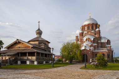 Sviyazhsk, Rusya, 04 Haziran 2018: Katedrali simge Tanrı'nın annesi adına. Ahşap tapınak Sviyazhsk ada üzerinde. Gri kubbeler, altın haçlar.