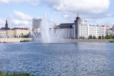Kazan, Rusya, 19 Ağustos 2013: Görünüm nehrin diğer tarafındaki binaların. Çeşme. Su sıçramasına. Cityscape. Ofis Binası.