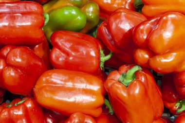 Kırmızı tatlı dükkanı penceresinde Bulgar biber.