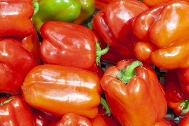 Kırmızı tatlı dükkanı penceresinde Bulgar biber.