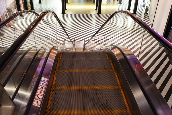 ショッピングモールの階段のないエスカレーター 階段を下って 金属プラットフォームを閉じます トップ表示 — ストック写真