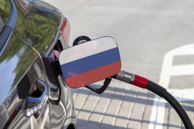 Rusya'nın bayrağı otomobilin yakıt tankı dolgu üzerinde kapak. Yakıt araba benzin istasyonunda benzin pompası ile. Benzin istasyonu. Benzin ve petrol ürünleri. Yakın çekim.