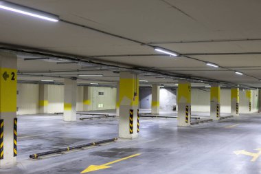 Boş yer altı otoparkı. Hatta parlak işaretler satırlarla.