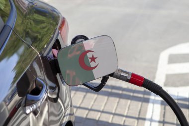 Cezayir bayrağı otomobilin yakıt tankı dolgu üzerinde kapak. Yakıt araba benzin istasyonunda benzin pompası ile. Benzin istasyonu. Benzin ve petrol ürünleri. Yakın çekim.