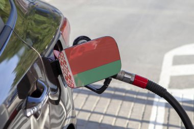 Beyaz Rusya bayrağı otomobilin yakıt tankı dolgu üzerinde kapak. Yakıt araba benzin istasyonunda benzin pompası ile. Benzin istasyonu. Benzin ve petrol ürünleri. Yakın çekim.