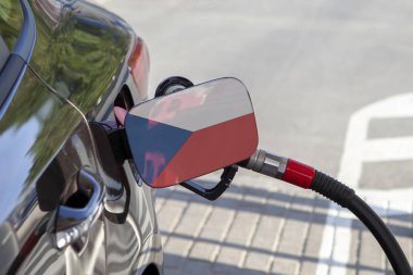 Çek Cumhuriyeti bayrağı otomobilin yakıt tankı dolgu üzerinde kapak. Yakıt araba benzin istasyonunda benzin pompası ile. Benzin istasyonu. Benzin ve petrol ürünleri. Yakın çekim.