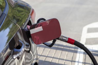 Otomobilin yakıt tankı dolgu Gürcistan bayrağı çırpın. Yakıt araba benzin istasyonunda benzin pompası ile. Benzin istasyonu. Benzin ve petrol ürünleri. Yakın çekim.