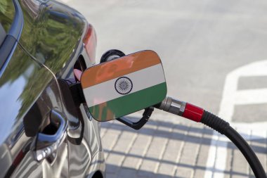 Hindistan bayrağı otomobilin yakıt tankı dolgu üzerinde kapak. Yakıt araba benzin istasyonunda benzin pompası ile. Benzin istasyonu. Benzin ve petrol ürünleri. Yakın çekim.
