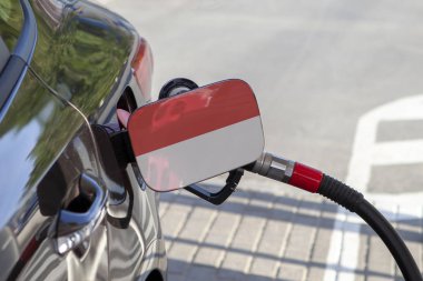 Indonesie bayrağı otomobilin yakıt tankı dolgu üzerinde kapak. Yakıt araba benzin istasyonunda benzin pompası ile. Benzin istasyonu. Benzin ve petrol ürünleri. Yakın çekim.