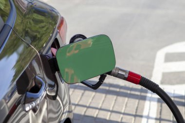 Otomobilin yakıt tankı dolgu Libya bayrağı çırpın. Yakıt araba benzin istasyonunda benzin pompası ile. Benzin istasyonu. Benzin ve petrol ürünleri. Yakın çekim.