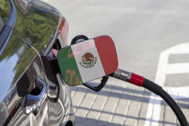 Meksika bayrağı otomobilin yakıt tankı dolgu üzerinde kapak. Yakıt araba benzin istasyonunda benzin pompası ile. Benzin istasyonu. Benzin ve petrol ürünleri. Yakın çekim.