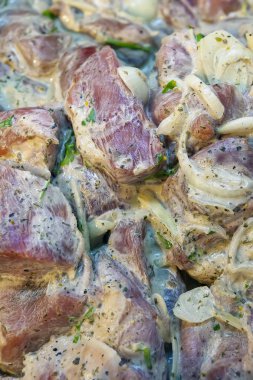 Şiş kebap taze salamura et. Yukarıdan görüntülemek.