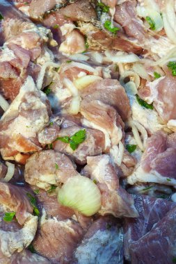 Şiş kebap taze salamura et. Yukarıdan görüntülemek.