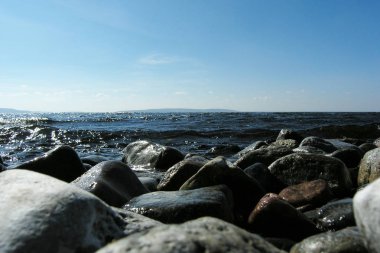 Nehir kıyısında büyük bir çakıl taşı ile