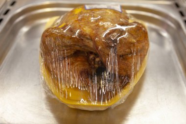 Izgara tavuk plastik ambalaj, dükkan pencerede dışarı atılır