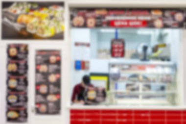 Fotoğraflar vitrinler mağazaları alışveriş sepeti arka plan üzerinde bulanık. Uzun satırları ile ürünler rafları.