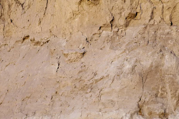 Arka plan olarak eski bir ev çamur ve taşlarla yapılmış duvar