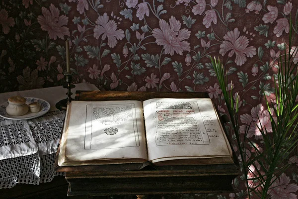 Sizran ロシア 2005 博物館 商人のリビング ルームのインテリア 古いロシア語のテキスト本 花の壁紙 キャンドル — ストック写真