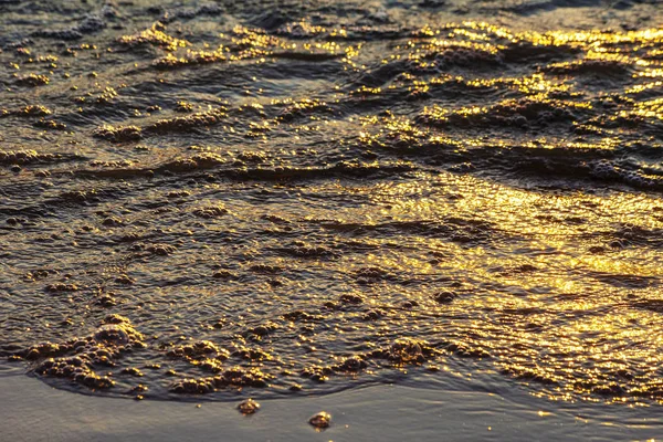 Onde Sulla Riva Sabbiosa Grande Fiume Raggi Luce Riflettono Nelle — Foto Stock