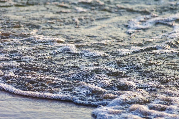 Fale Piaszczysty Brzeg Rzeki Duży Promienie Światła Odbijają Się Fale — Zdjęcie stockowe