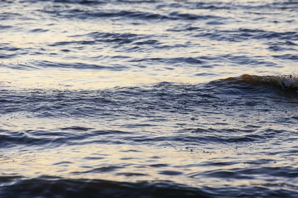 Vagues Sur Rivage Sablonneux Une Grande Rivière Les Rayons Lumière — Photo