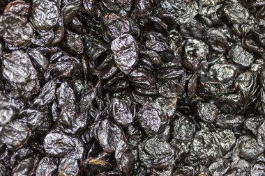 Erik doku dükkanda kapatın. Kuru Erik, Kuru meyveler, sağlıklı tatlı, vejetaryen yemek büyük yığını.