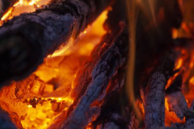 Yangın, siyah bir zemin üzerine alevler. Yangın reklam için.