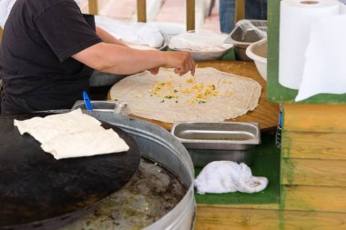 Tereyağı ve yumurta ile lezzetli bir dolgu ile geleneksel Türk Fırında Tavuklu bir Anadolu gözleme hazırlanıyor Şef fırçalanmış