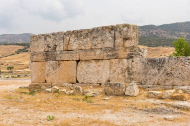 Antik Yunanistan kırsalında binanın taş Harabeleri.