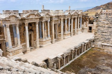 Yunan Hierapolis Pamukkale Türkiye'de şimdi Unesco Dünya Mirası alanı yakınında, amfi tiyatroda açık cephe sütunlarda