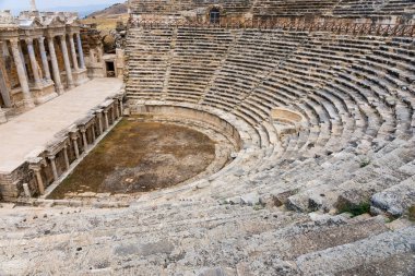 Şimdi UNESCO Dünya Miras Listesi Türkiye'deki Pamukkale yakınındaki tiyatro ve Yunan amfi tiyatroda Hierapolis, sıcak, yaylar